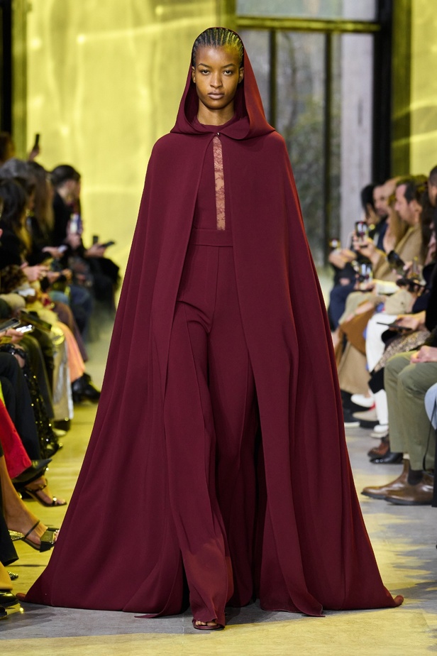 مجموعة ايلي صعب لخريف وشتاء 2023-2024 لوحة شتوية مزهرة غنيّة بالتفاصيل المبهرة