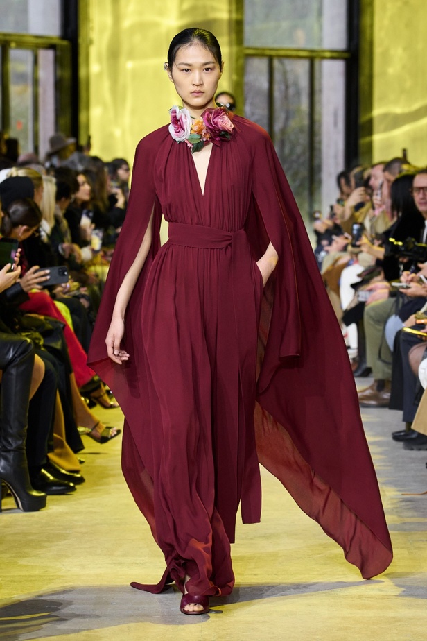 مجموعة ايلي صعب لخريف وشتاء 2023-2024 لوحة شتوية مزهرة غنيّة بالتفاصيل المبهرة