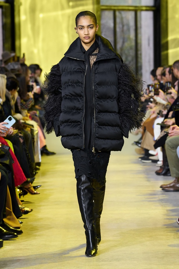 مجموعة ايلي صعب لخريف وشتاء 2023-2024 لوحة شتوية مزهرة غنيّة بالتفاصيل المبهرة