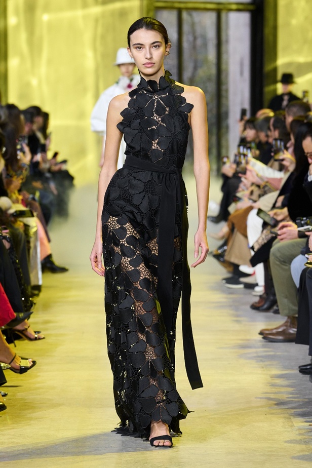 مجموعة ايلي صعب لخريف وشتاء 2023-2024 لوحة شتوية مزهرة غنيّة بالتفاصيل المبهرة