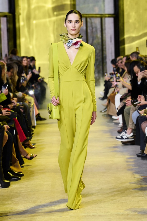 مجموعة ايلي صعب لخريف وشتاء 2023-2024 لوحة شتوية مزهرة غنيّة بالتفاصيل المبهرة