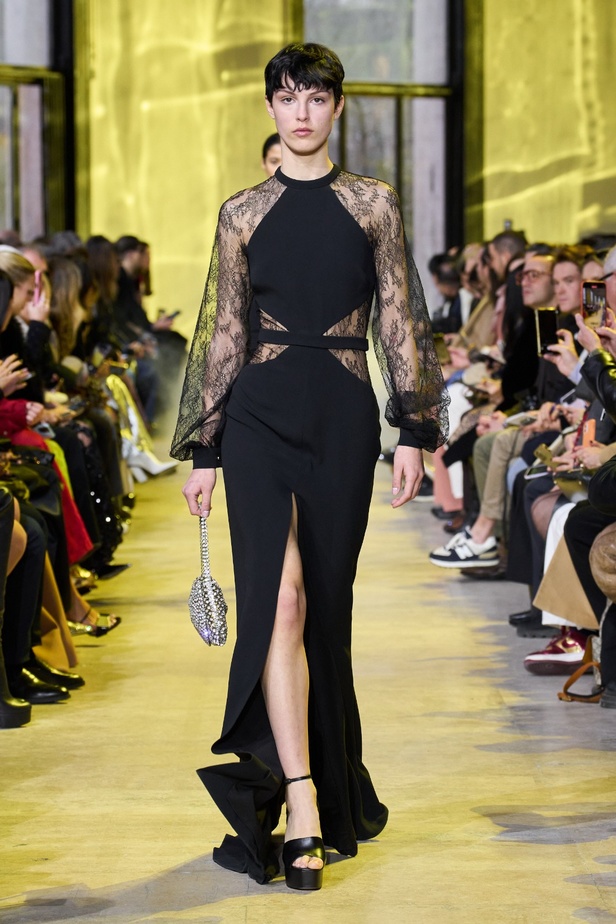 مجموعة ايلي صعب لخريف وشتاء 2023-2024 لوحة شتوية مزهرة غنيّة بالتفاصيل المبهرة