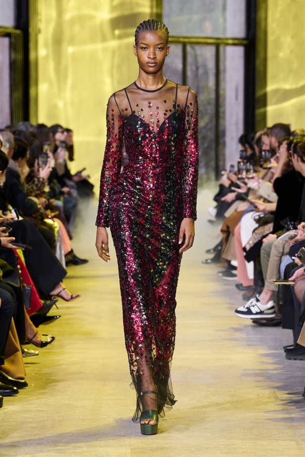 مجموعة ايلي صعب لخريف وشتاء 2023-2024 لوحة شتوية مزهرة غنيّة بالتفاصيل المبهرة