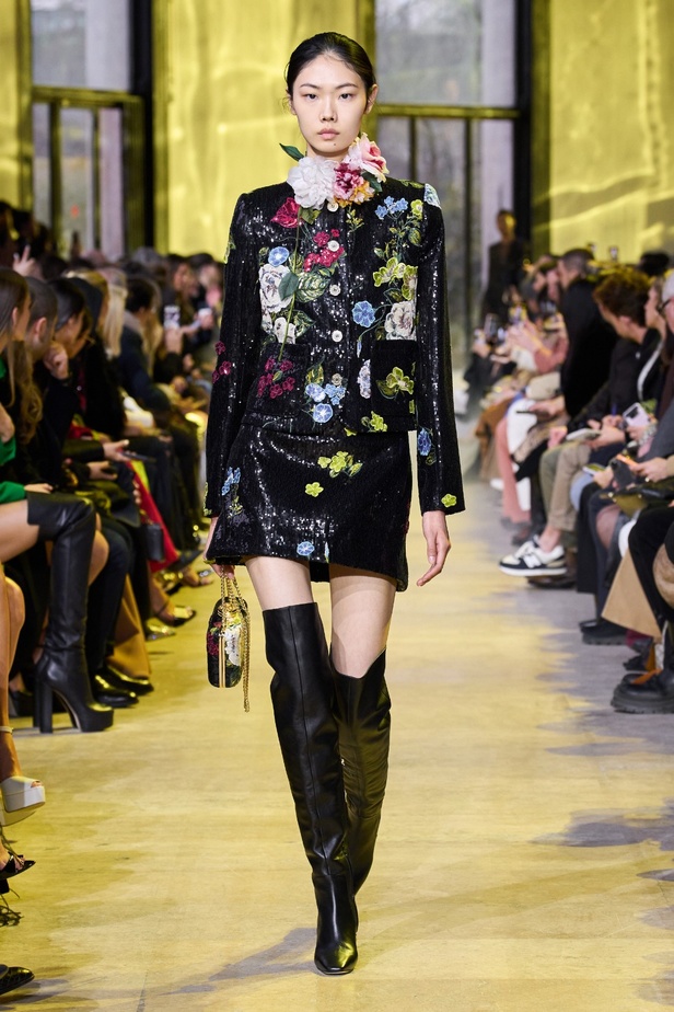 مجموعة ايلي صعب لخريف وشتاء 2023-2024 لوحة شتوية مزهرة غنيّة بالتفاصيل المبهرة