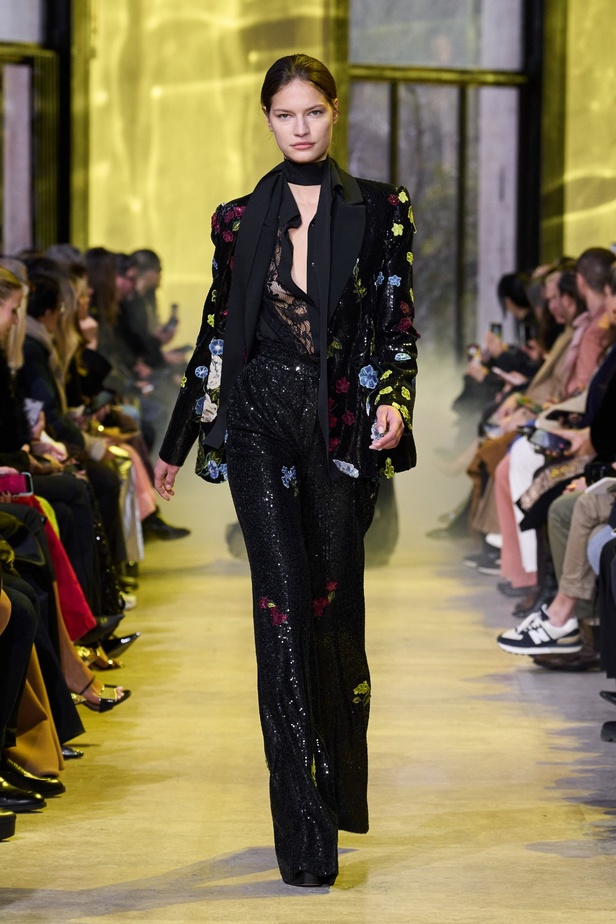 مجموعة ايلي صعب لخريف وشتاء 2023-2024 لوحة شتوية مزهرة غنيّة بالتفاصيل المبهرة