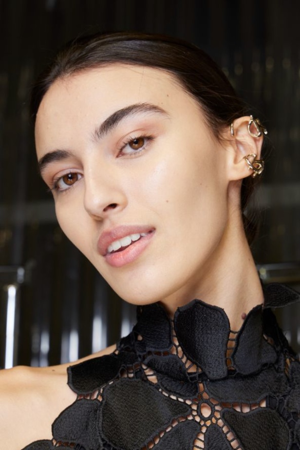 مجموعة ايلي صعب لخريف وشتاء 2023-2024 لوحة شتوية مزهرة غنيّة بالتفاصيل المبهرة