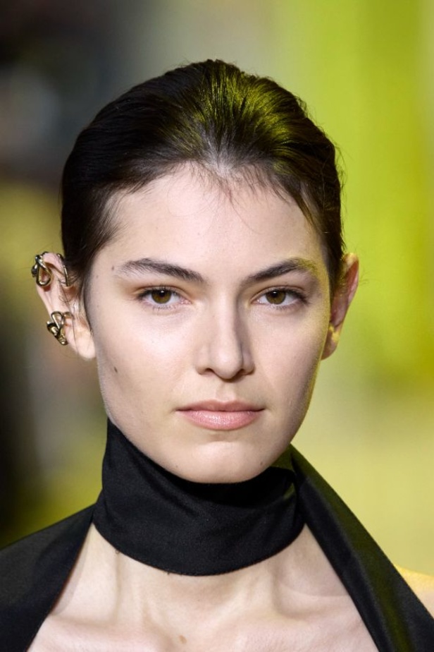 مجموعة ايلي صعب لخريف وشتاء 2023-2024 لوحة شتوية مزهرة غنيّة بالتفاصيل المبهرة