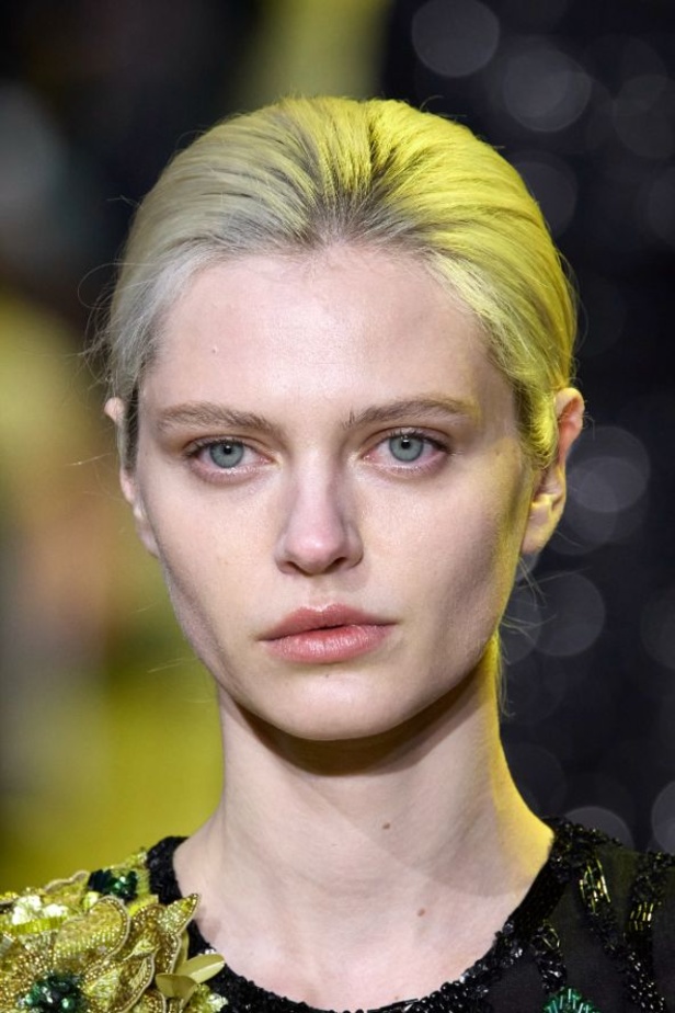 مجموعة ايلي صعب لخريف وشتاء 2023-2024 لوحة شتوية مزهرة غنيّة بالتفاصيل المبهرة