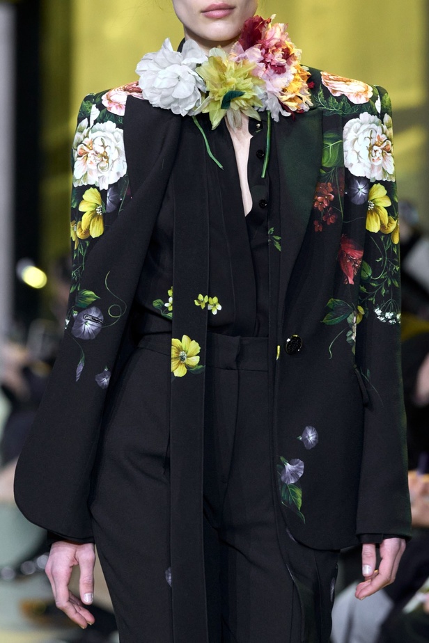 مجموعة ايلي صعب لخريف وشتاء 2023-2024 لوحة شتوية مزهرة غنيّة بالتفاصيل المبهرة