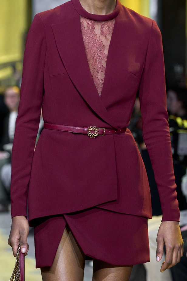 مجموعة ايلي صعب لخريف وشتاء 2023-2024 لوحة شتوية مزهرة غنيّة بالتفاصيل المبهرة