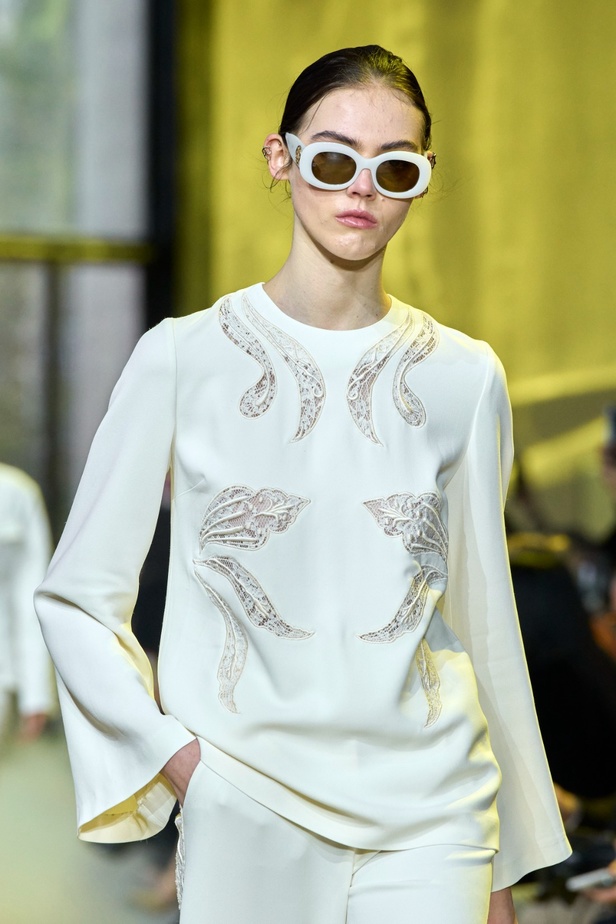 مجموعة ايلي صعب لخريف وشتاء 2023-2024 لوحة شتوية مزهرة غنيّة بالتفاصيل المبهرة