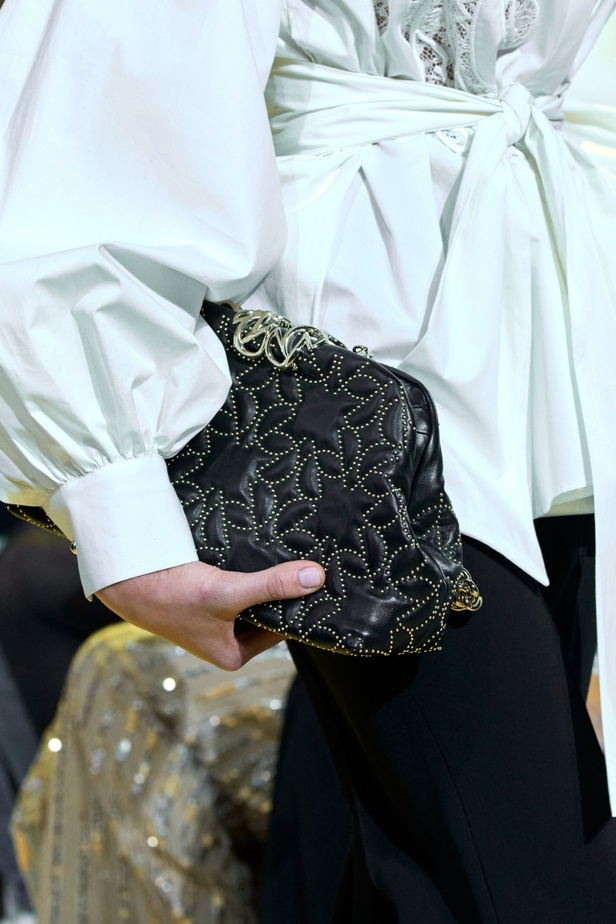 مجموعة ايلي صعب لخريف وشتاء 2023-2024 لوحة شتوية مزهرة غنيّة بالتفاصيل المبهرة