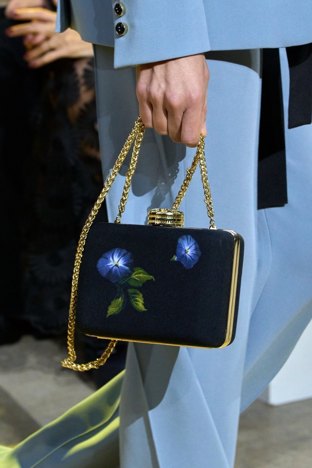 مجموعة ايلي صعب لخريف وشتاء 2023-2024 لوحة شتوية مزهرة غنيّة بالتفاصيل المبهرة