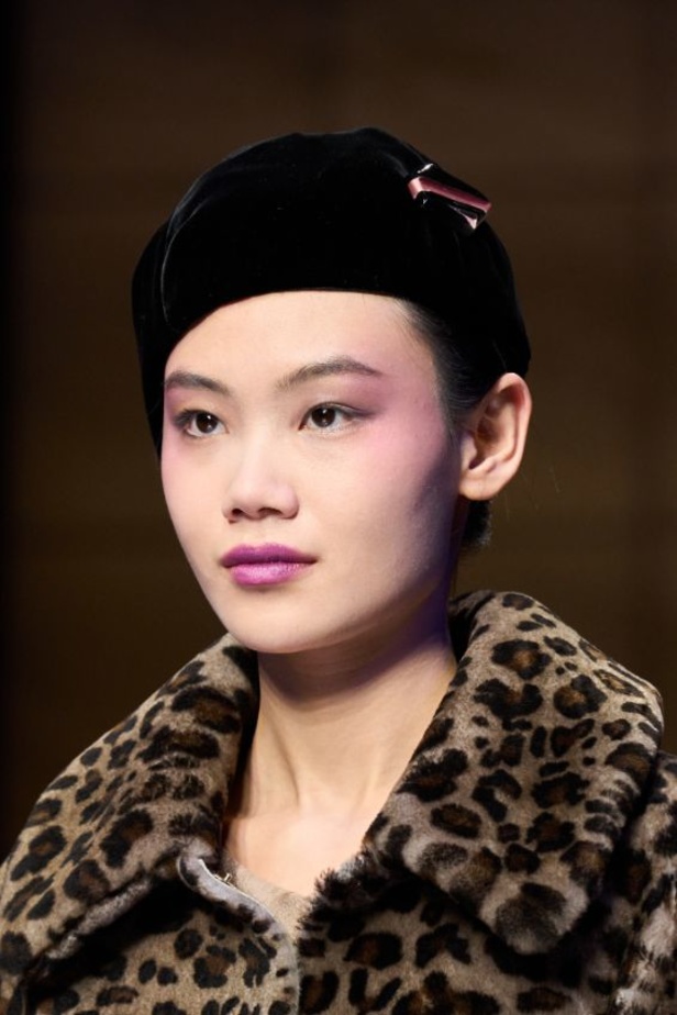 ألوان ترابية محايدة تزيّن تصاميم Giorgio Armani لموسم خريف وشتاء 2024