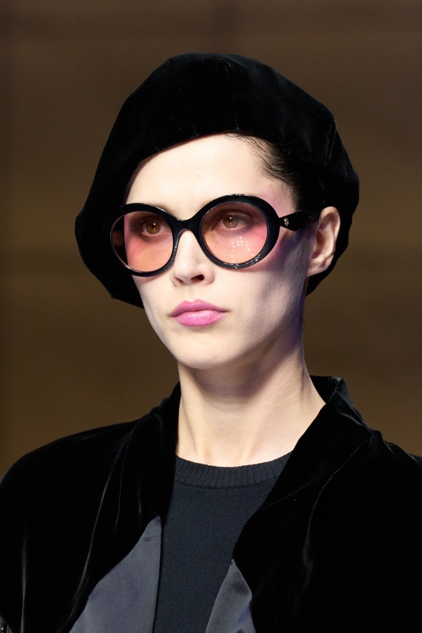 ألوان ترابية محايدة تزيّن تصاميم Giorgio Armani لموسم خريف وشتاء 2024