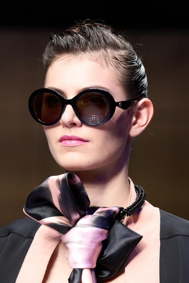 ألوان ترابية محايدة تزيّن تصاميم Giorgio Armani لموسم خريف وشتاء 2024