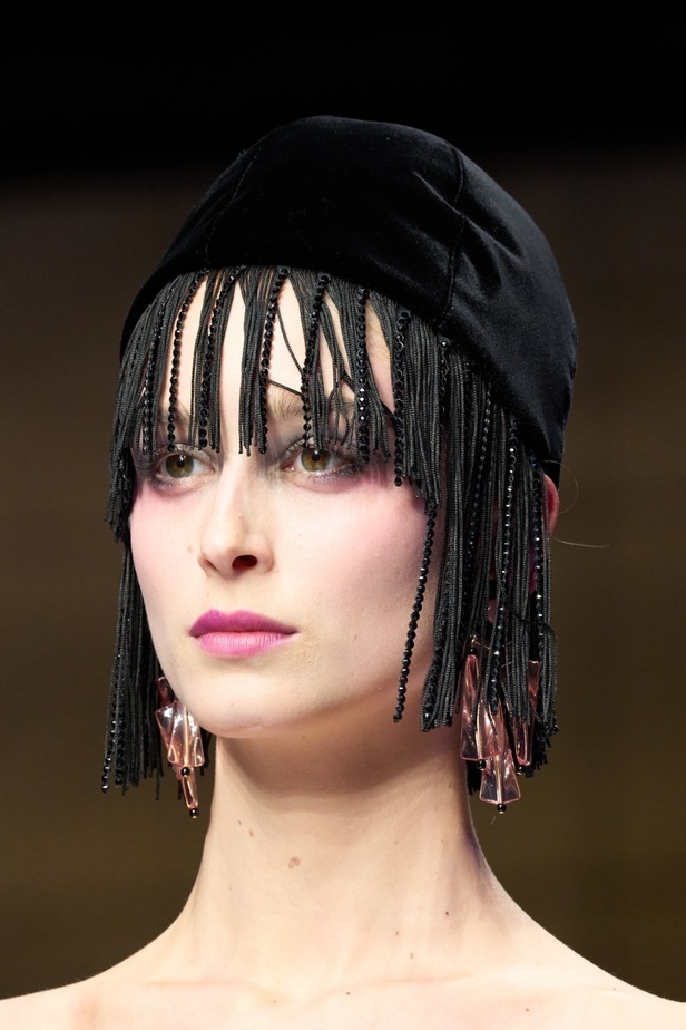 ألوان ترابية محايدة تزيّن تصاميم Giorgio Armani لموسم خريف وشتاء 2024