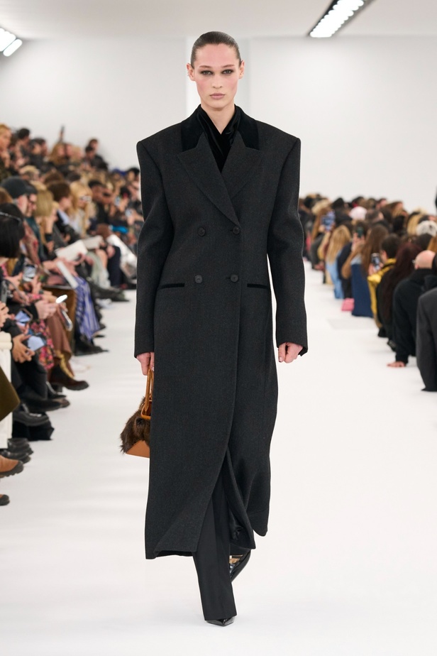 مجموعة Givenchy لخريف وشتاء 2023-2024... إرث الدار يجتمع باللمسة المعاصرة لماثيو ويليامز