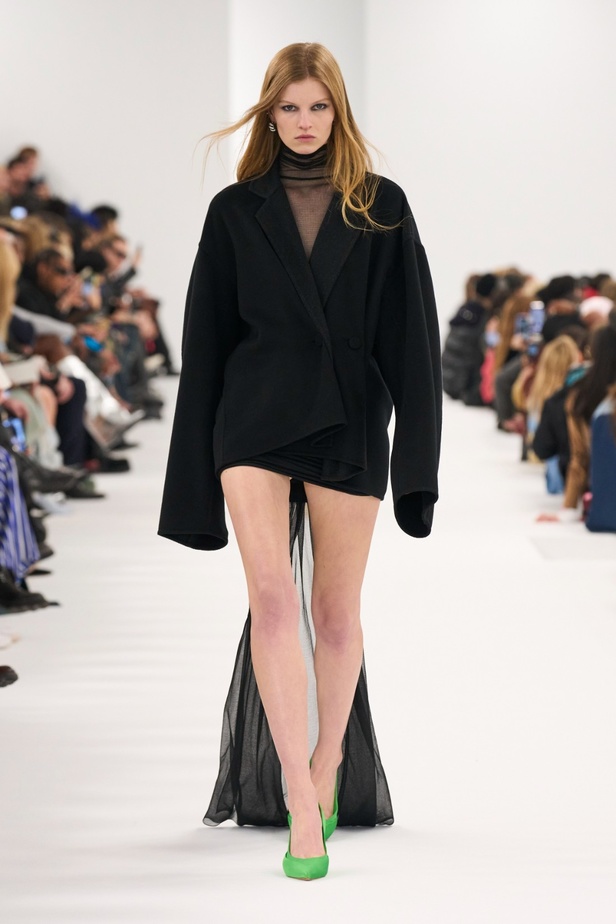 مجموعة Givenchy لخريف وشتاء 2023-2024... إرث الدار يجتمع باللمسة المعاصرة لماثيو ويليامز