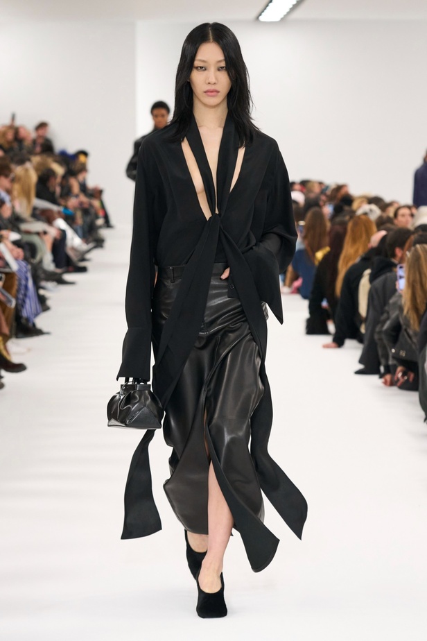 مجموعة Givenchy لخريف وشتاء 2023-2024... إرث الدار يجتمع باللمسة المعاصرة لماثيو ويليامز