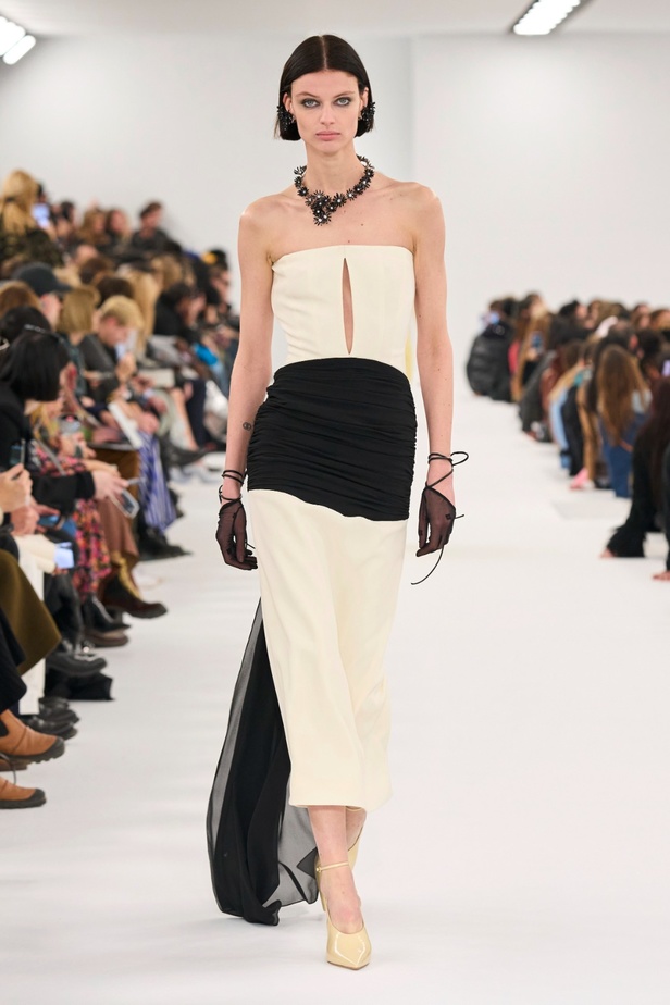 مجموعة Givenchy لخريف وشتاء 2023-2024... إرث الدار يجتمع باللمسة المعاصرة لماثيو ويليامز