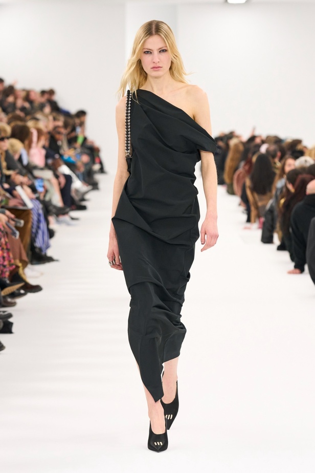 مجموعة Givenchy لخريف وشتاء 2023-2024... إرث الدار يجتمع باللمسة المعاصرة لماثيو ويليامز