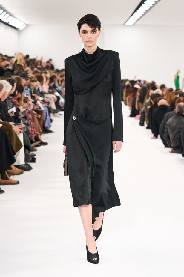 مجموعة Givenchy لخريف وشتاء 2023-2024... إرث الدار يجتمع باللمسة المعاصرة لماثيو ويليامز