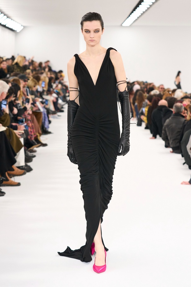 مجموعة Givenchy لخريف وشتاء 2023-2024... إرث الدار يجتمع باللمسة المعاصرة لماثيو ويليامز