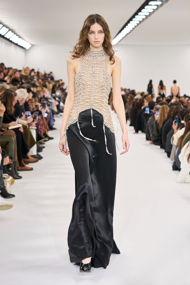 مجموعة Givenchy لخريف وشتاء 2023-2024... إرث الدار يجتمع باللمسة المعاصرة لماثيو ويليامز