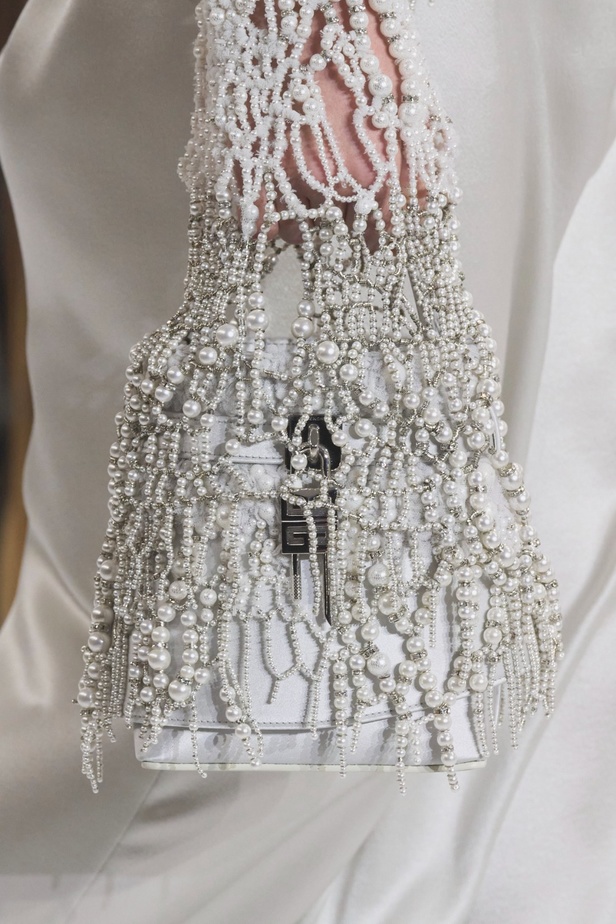 مجموعة Givenchy لخريف وشتاء 2023-2024... إرث الدار يجتمع باللمسة المعاصرة لماثيو ويليامز