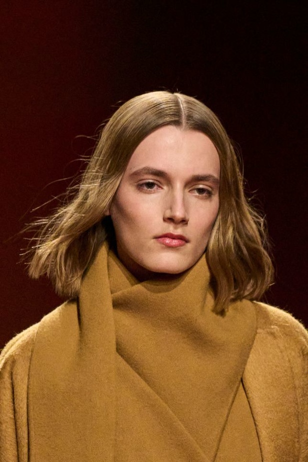 مجموعة Hermes لخريف 2023 تصاميم كلاسيكية بدرجات نارية دافئة