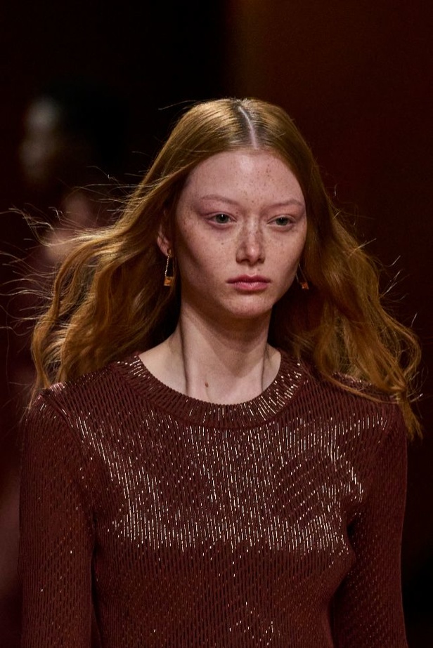 مجموعة Hermes لخريف 2023 تصاميم كلاسيكية بدرجات نارية دافئة