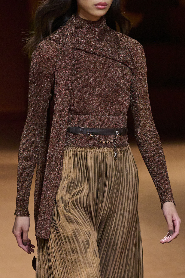 مجموعة Hermes لخريف 2023 تصاميم كلاسيكية بدرجات نارية دافئة