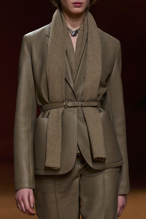 مجموعة Hermes لخريف 2023 تصاميم كلاسيكية بدرجات نارية دافئة