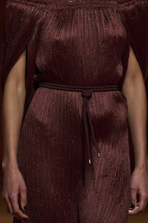 مجموعة Hermes لخريف 2023 تصاميم كلاسيكية بدرجات نارية دافئة