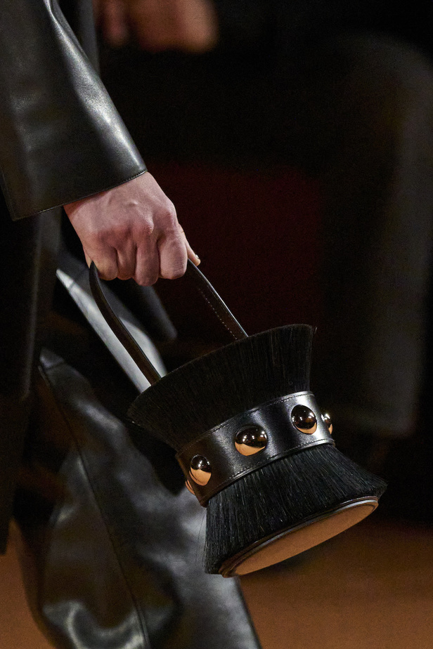 مجموعة Hermes لخريف 2023 تصاميم كلاسيكية بدرجات نارية دافئة