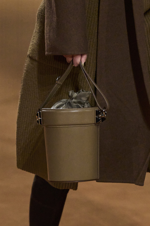 مجموعة Hermes لخريف 2023 تصاميم كلاسيكية بدرجات نارية دافئة