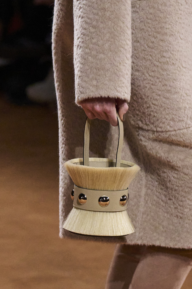 مجموعة Hermes لخريف 2023 تصاميم كلاسيكية بدرجات نارية دافئة