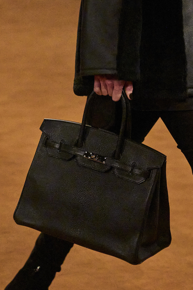 مجموعة Hermes لخريف 2023 تصاميم كلاسيكية بدرجات نارية دافئة