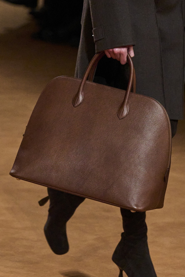 مجموعة Hermes لخريف 2023 تصاميم كلاسيكية بدرجات نارية دافئة