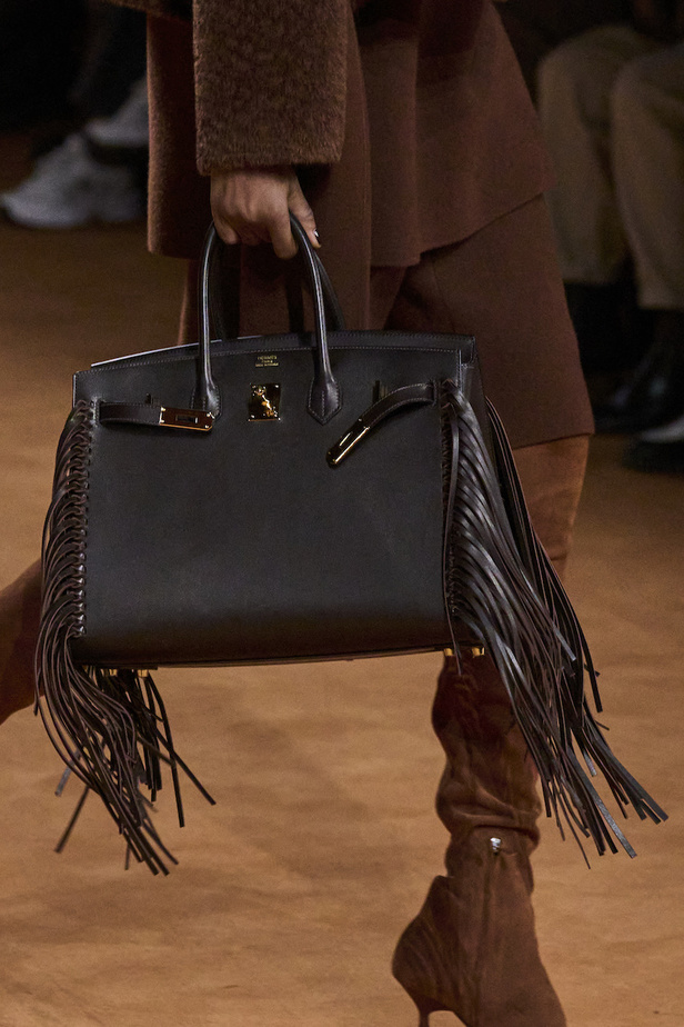 مجموعة Hermes لخريف 2023 تصاميم كلاسيكية بدرجات نارية دافئة