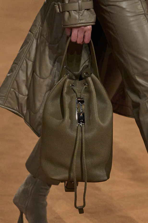 مجموعة Hermes لخريف 2023 تصاميم كلاسيكية بدرجات نارية دافئة