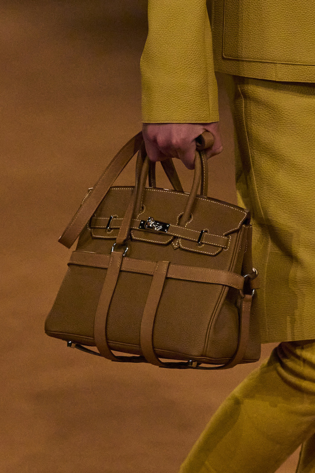 مجموعة Hermes لخريف 2023 تصاميم كلاسيكية بدرجات نارية دافئة