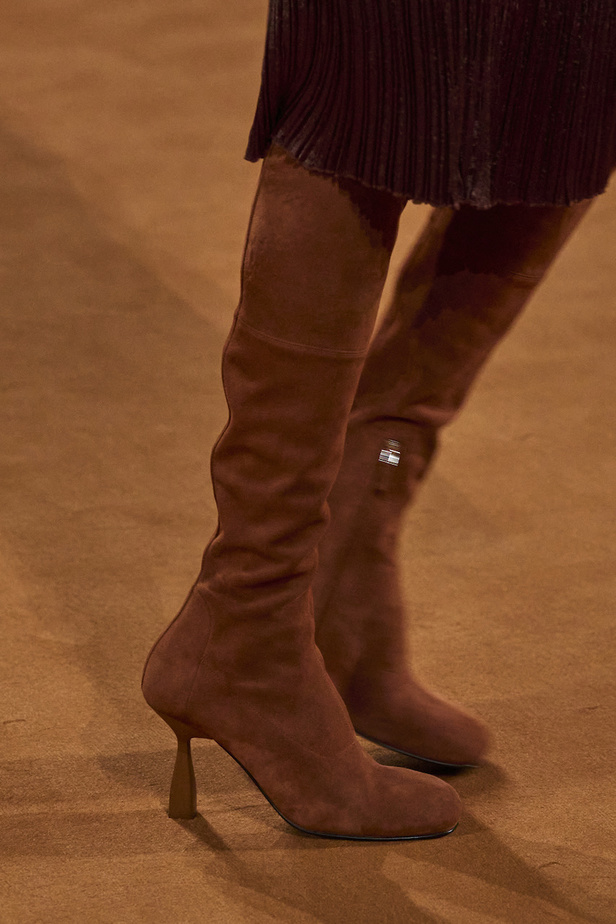 مجموعة Hermes لخريف 2023 تصاميم كلاسيكية بدرجات نارية دافئة