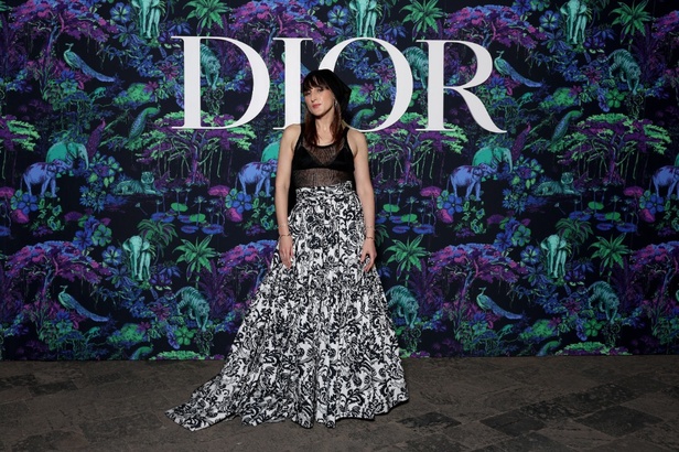 5 أمور اكتشفيها عن مجموعة ديور Dior لخريف 2023 في مومباي