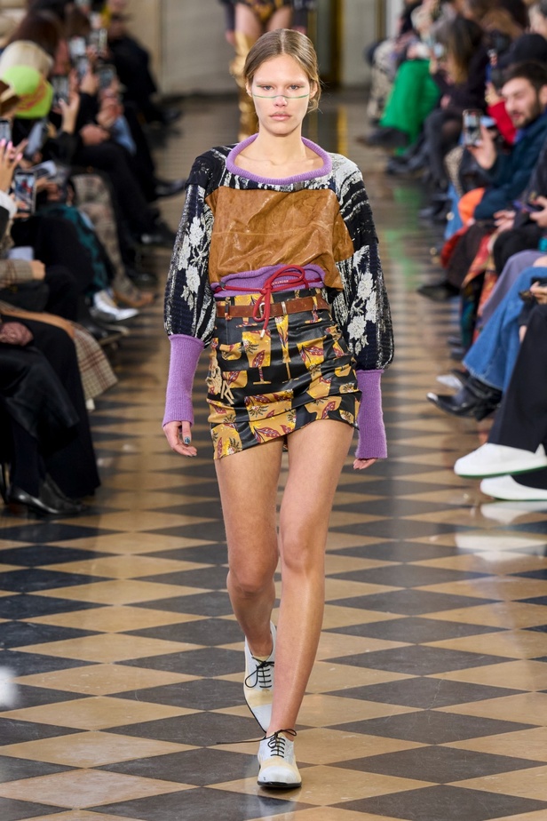 Andreas Khronthaler يكرّم المصممة فيفيان ويستوود في مجموعة خريف وشتاء 2023-2024