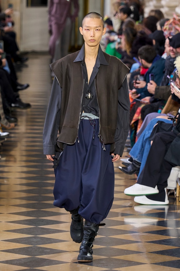 Andreas Khronthaler يكرّم المصممة فيفيان ويستوود في مجموعة خريف وشتاء 2023-2024