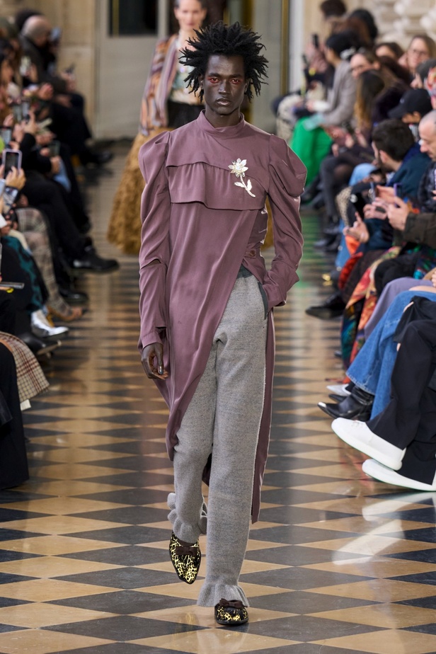 Andreas Khronthaler يكرّم المصممة فيفيان ويستوود في مجموعة خريف وشتاء 2023-2024