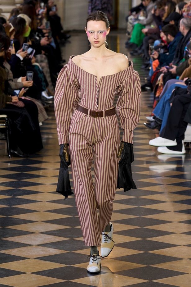 Andreas Khronthaler يكرّم المصممة فيفيان ويستوود في مجموعة خريف وشتاء 2023-2024