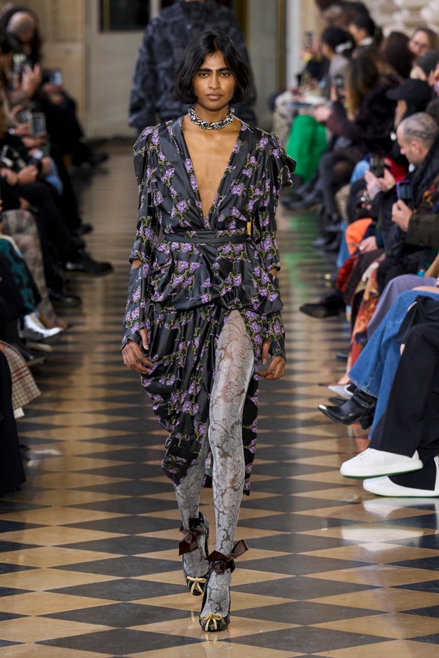 Andreas Khronthaler يكرّم المصممة فيفيان ويستوود في مجموعة خريف وشتاء 2023-2024